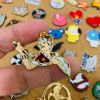 PIN FREDDIE CON CORONA1