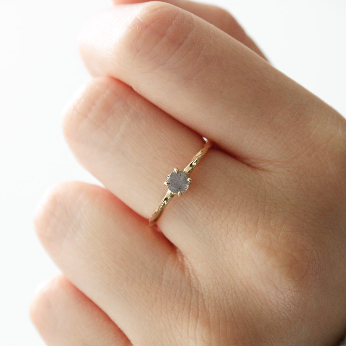 Anillo Leonore Labradorita ORO 18K AUAM Anillo Leonore Labradorita ORO 18K AUAM
