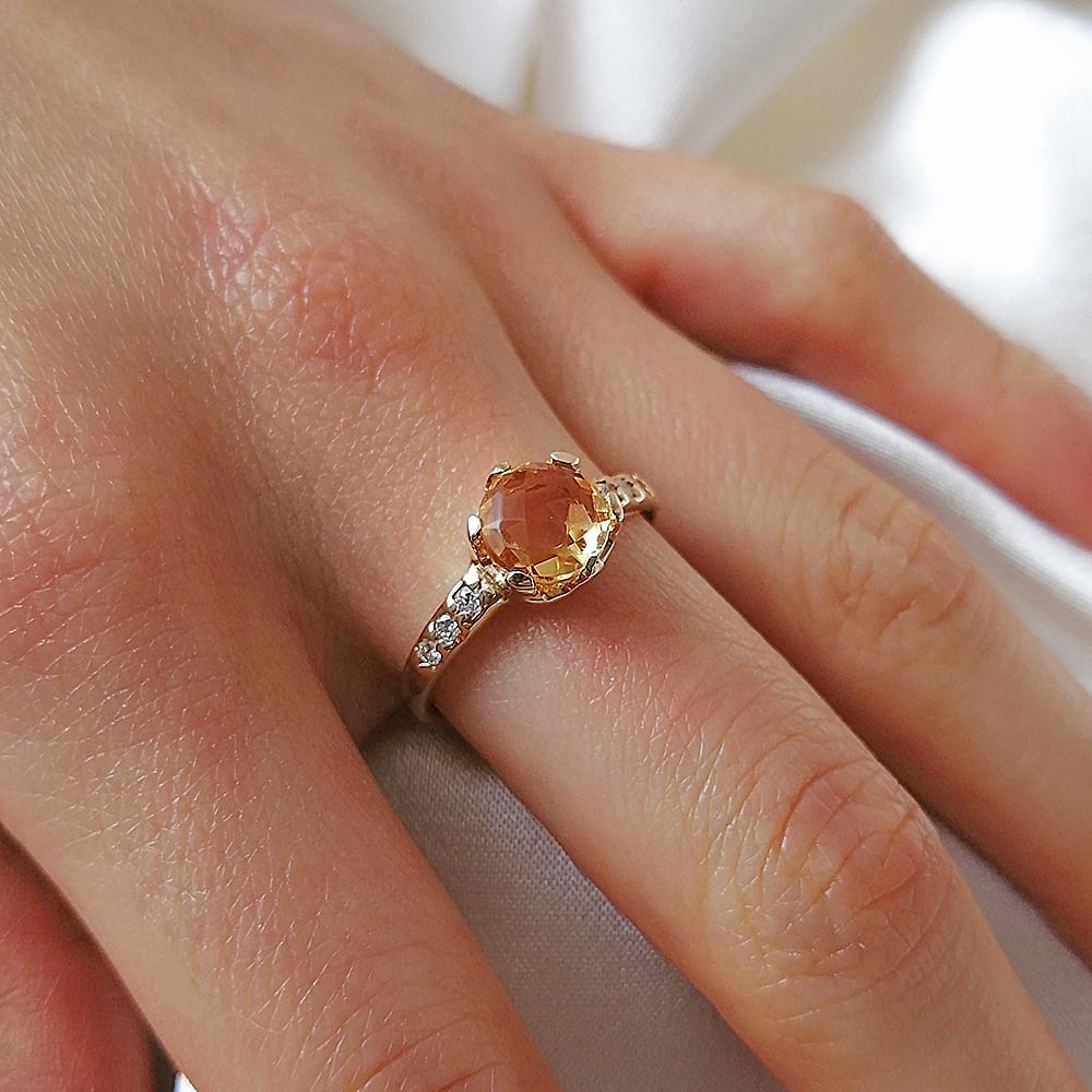 Anillo Citrino con Brillantes Oro 18Kt Anillo Citrino con Brillantes Oro 18Kt