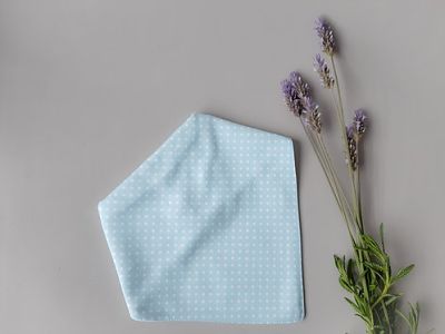 BANDANA ERGONÓMICA PUNTITOS CELESTE CLARO BANDANA ERGONÓMICA PUNTITOS CELESTE CLARO