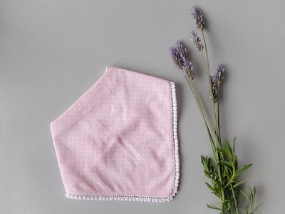 BANDANA ERGONÓMICA PUNTITOS ROSA OSCURO BANDANA ERGONÓMICA PUNTITOS ROSA OSCURO