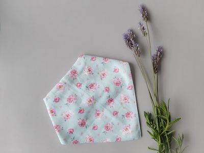 BANDANA ERGONÓMICA FLORES TURQUESA BANDANA ERGONÓMICA FLORES TURQUESA