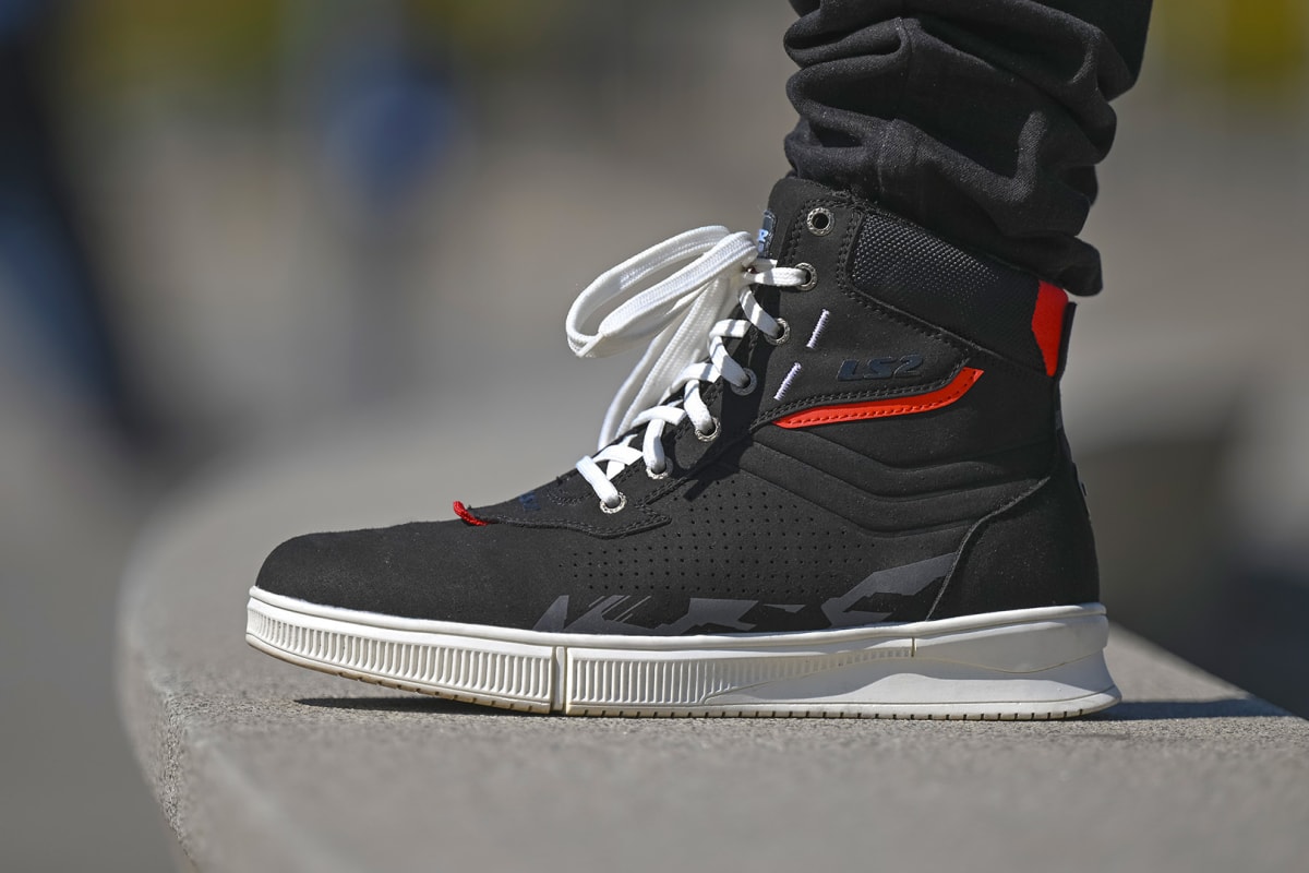 BOTA LS2 CHROME NEGRA5