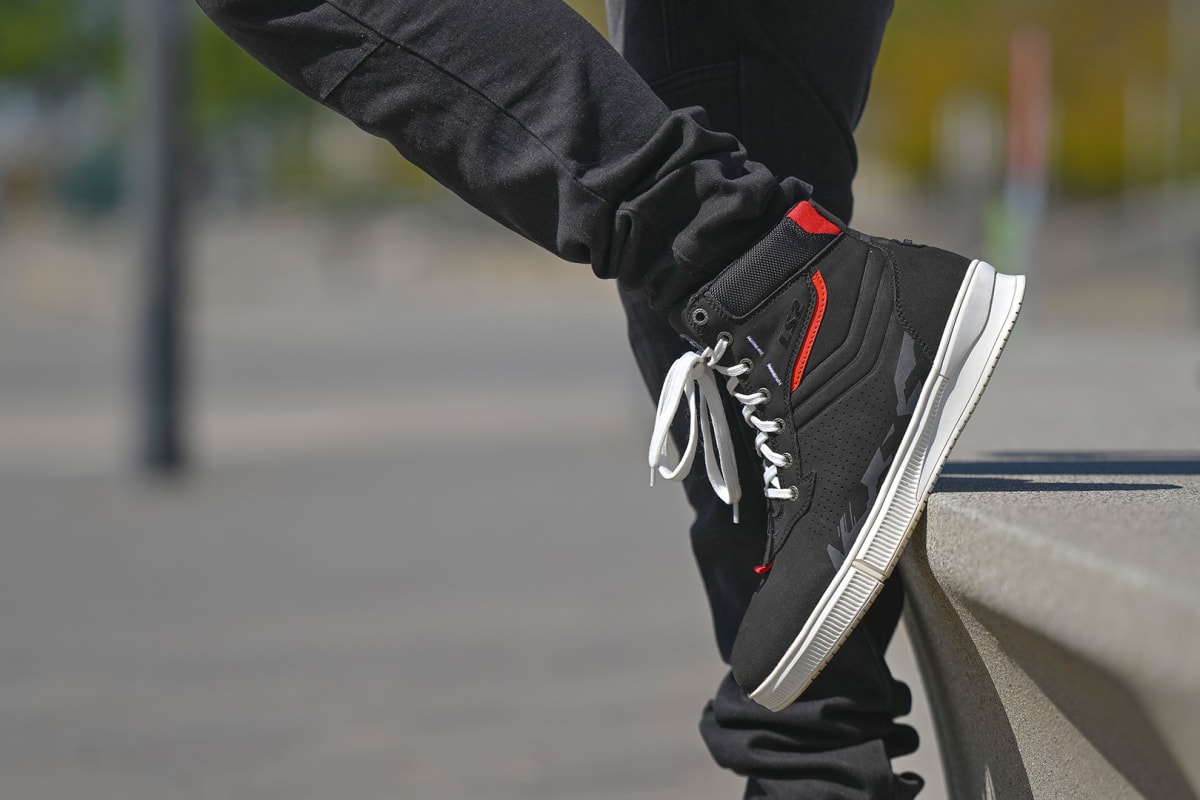 BOTA LS2 CHROME NEGRA2