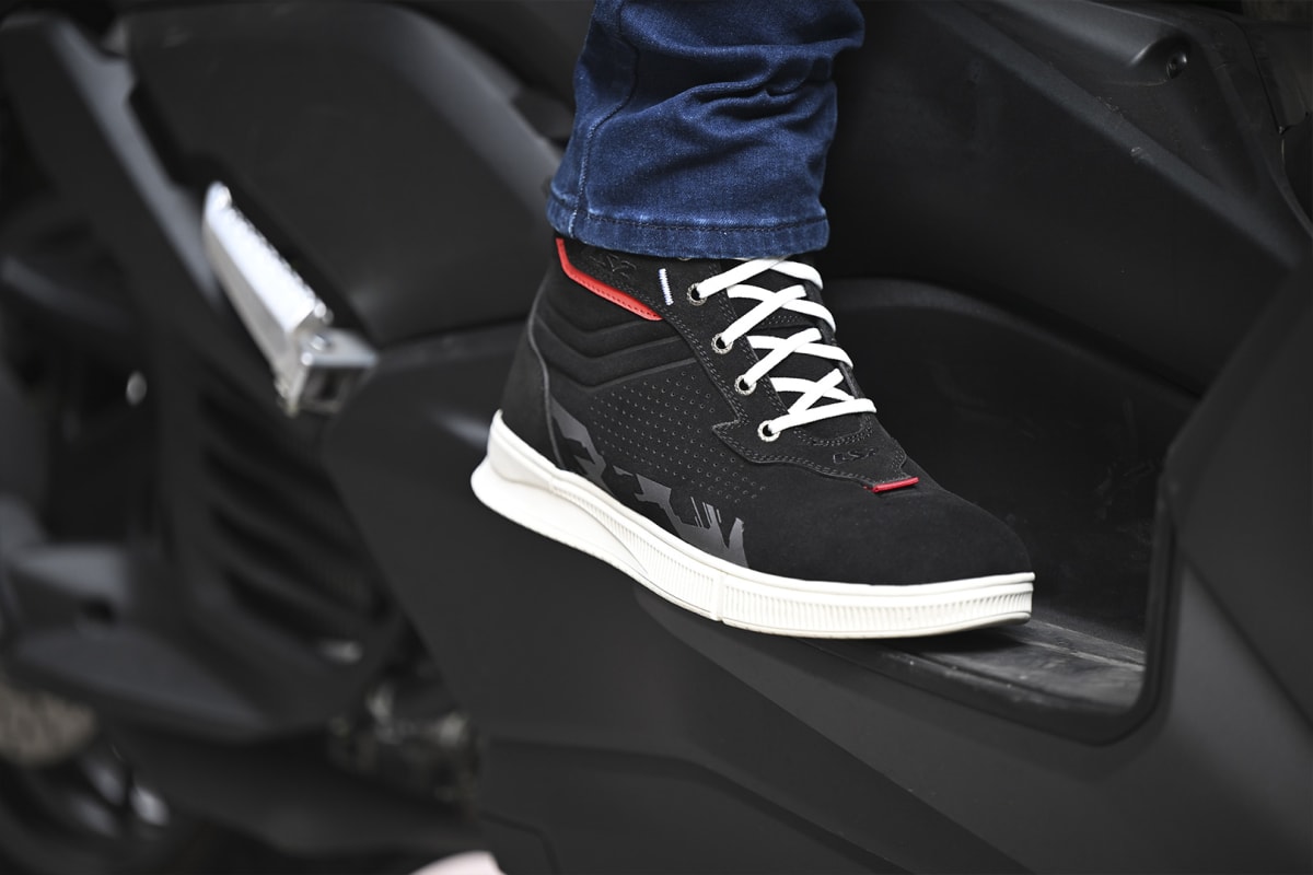 BOTA LS2 CHROME NEGRA4