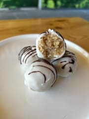 Bolita de Cajú Bañada en Chocolate Blanco