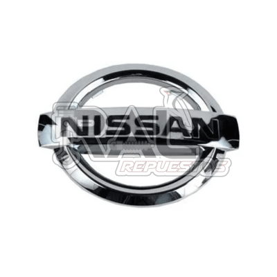 EMBLEMA SUPERIOR CUBRE MOTOR NISSAN NP300 2015-2018