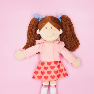 MUÑECA DE TELA JOSEFA 25X46 CM FALDA CORAZONES