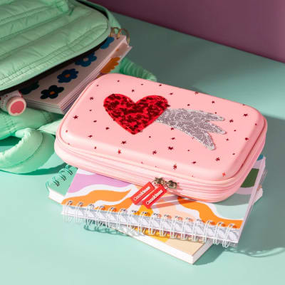 ESTUCHE RIGIDO APLICACIÓN CORAZÓN ROSADO