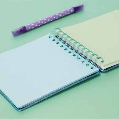 Cuaderno con diseño glitter corchea
