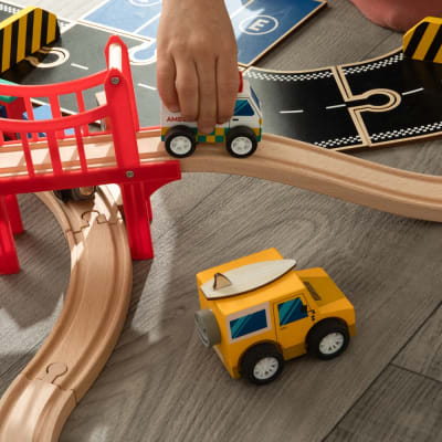 Auto de juguete a fricción amarillo tabla surf