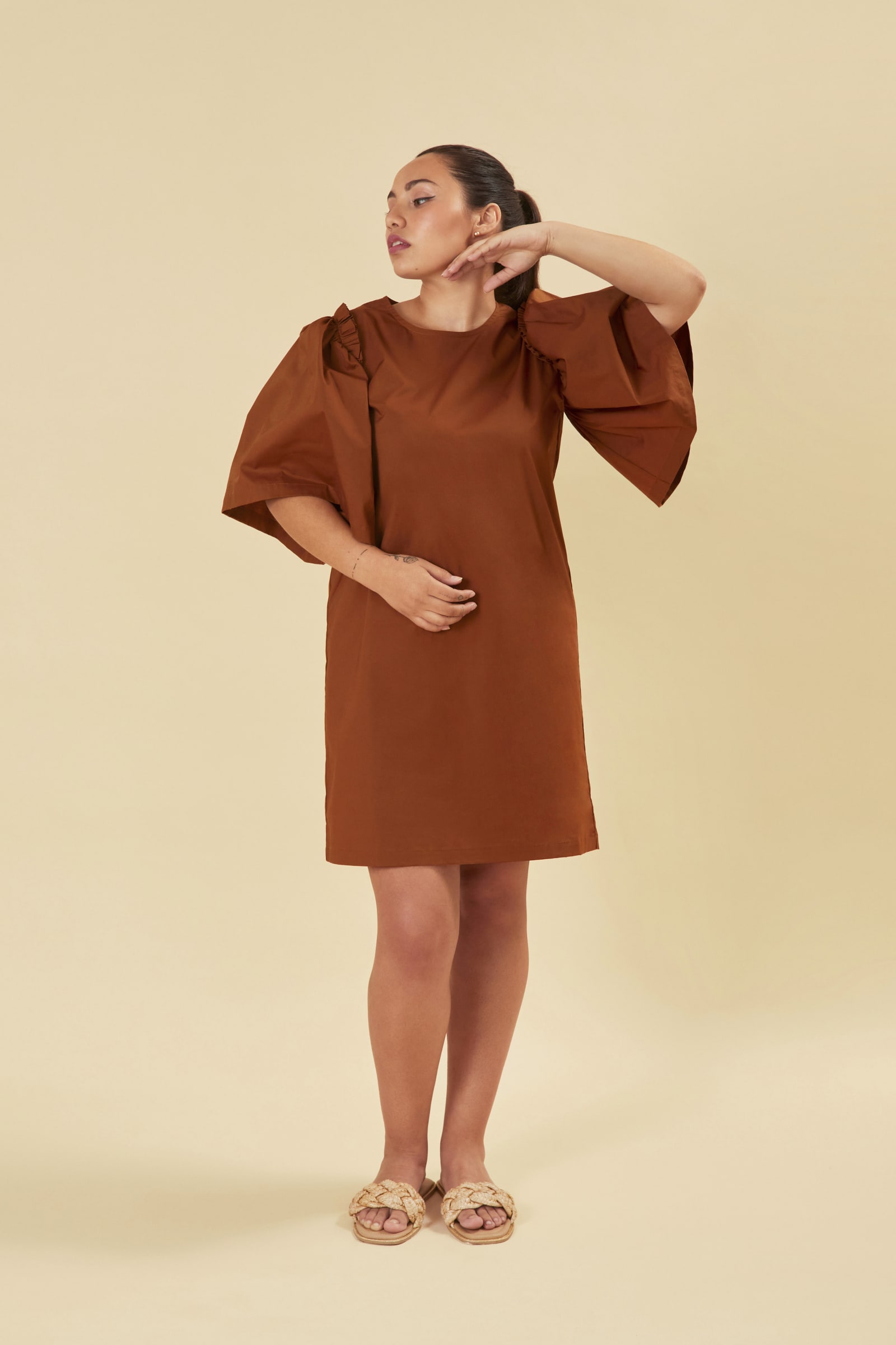 ATTACHED SLEEVE DRESS - TEDDY BROWN ATTACHED SLEEVE DRESS - TEDDY BROWN