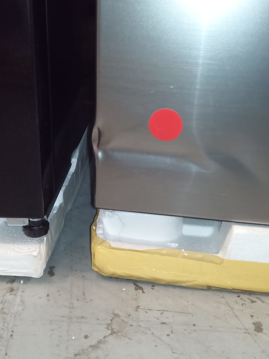 Ref. Top Freezer Samsung RT22FARADS8/ZS 234l, Abolladura en puerta parte inferior1