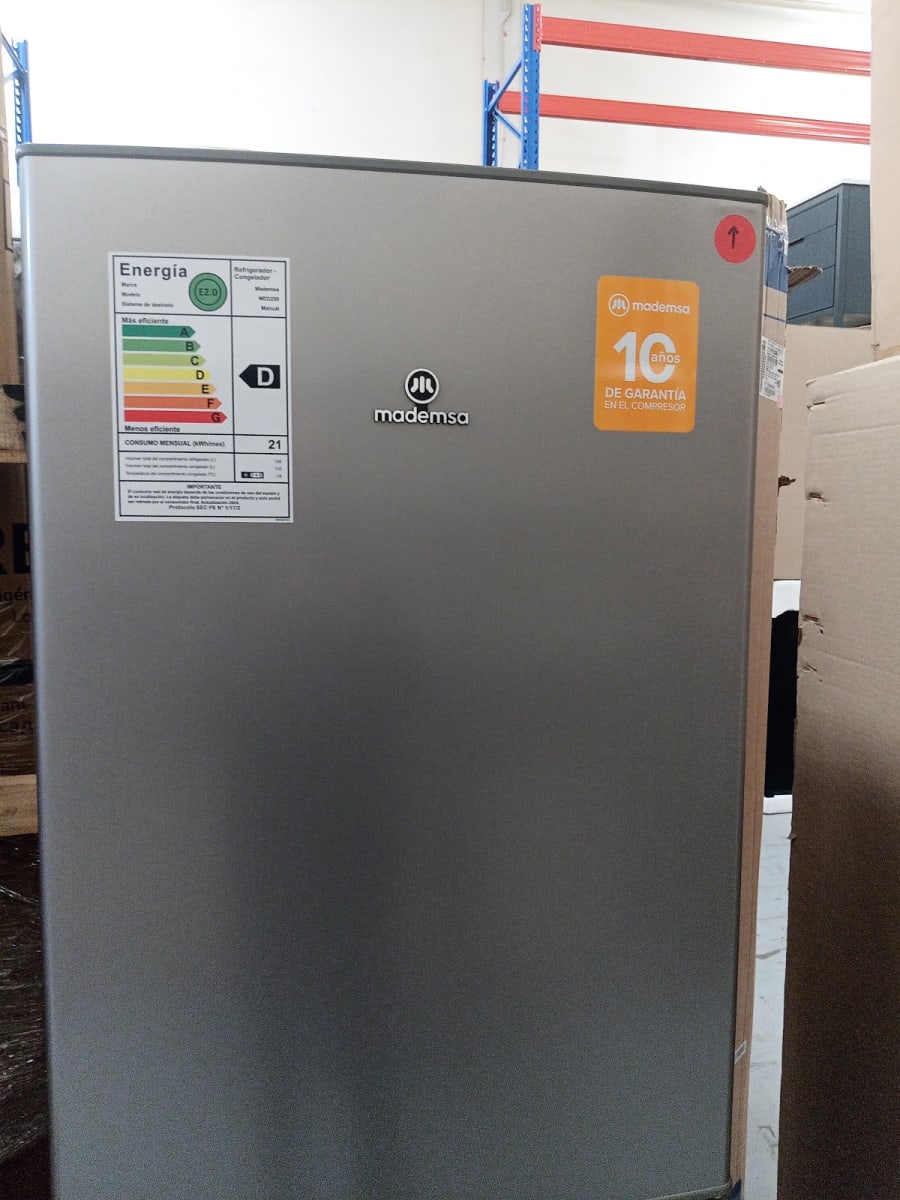 Bottom Freezer Mademsa MED250 248L frio directo  leves detalles en la puerta, caja con desgaste3