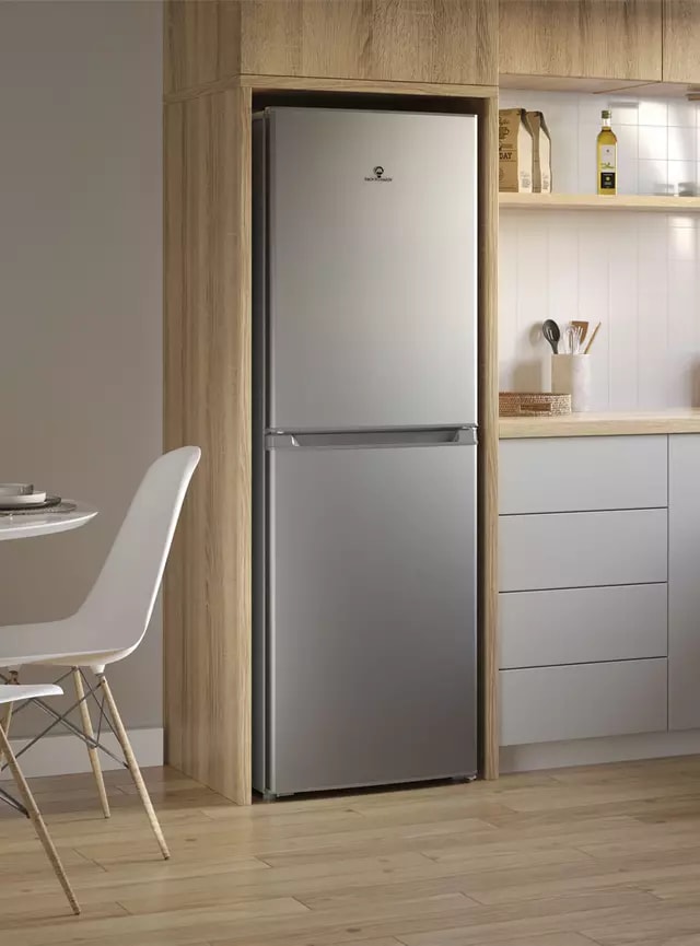 Bottom Freezer Mademsa MED250 248L frio directo  leves detalles en la puerta, caja con desgaste1