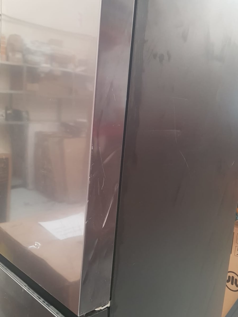 REFRIGERADOR ELECTROLUX IM8B 590LT,  con abolladuras y rayas en  puerta derecha.3