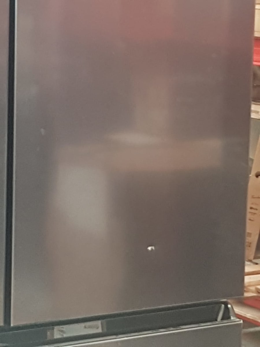 REFRIGERADOR ELECTROLUX IM8B 590LT,  con abolladuras y rayas en  puerta derecha.4