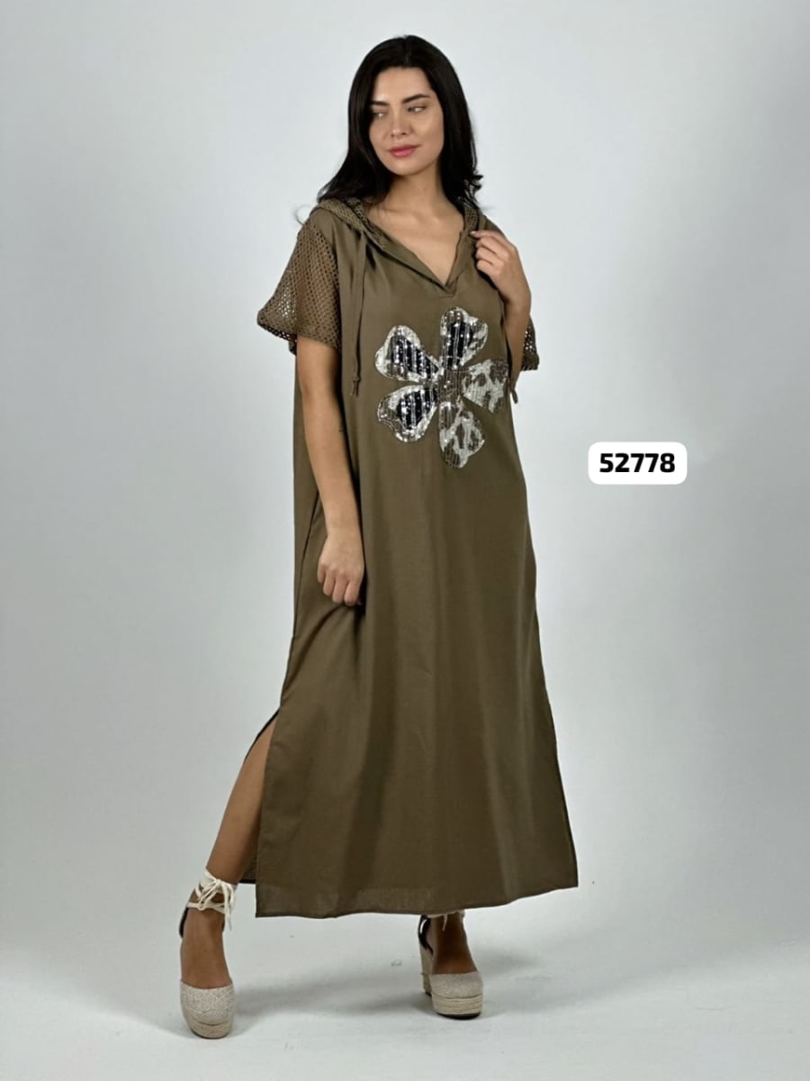 Vestido Crepe Flor Brillos Mangas y Capucha Tejida A4-872