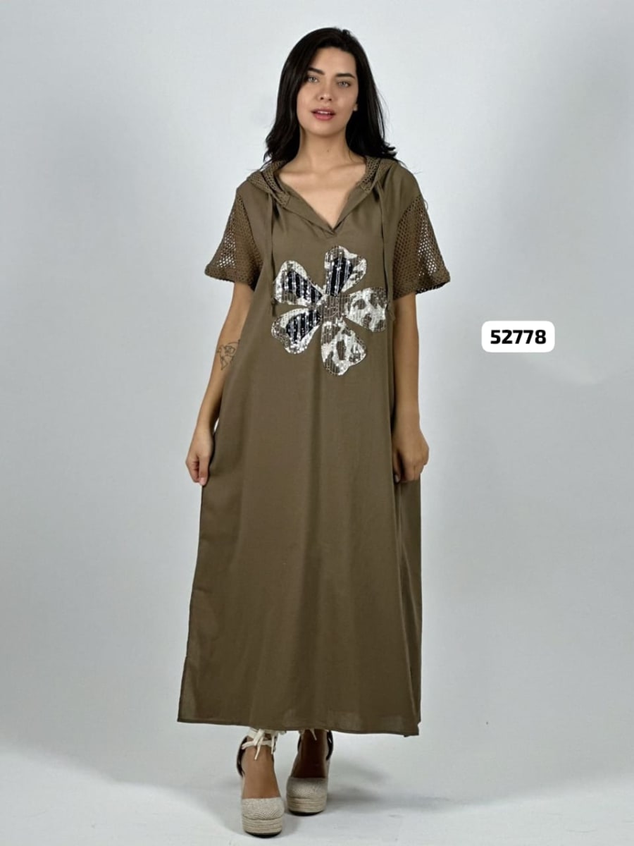 Vestido Crepe Flor Brillos Mangas y Capucha Tejida A4-871