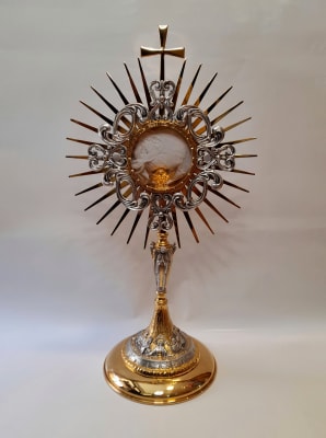 CUSTODIA ENCHAPADA EN ORO