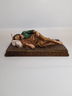 SAN JOSE DORMIDO CON COFRE 22 CM RESINA