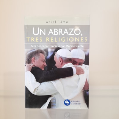UN ABRAZO TRES RELIGIONES