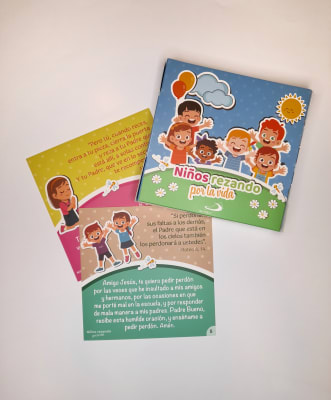 NIÑOS REZANDO POR LA VIDA