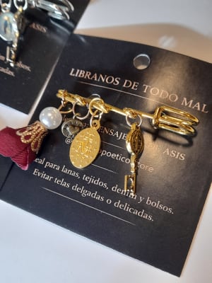 PRENDEDOR CON MEDALLAS