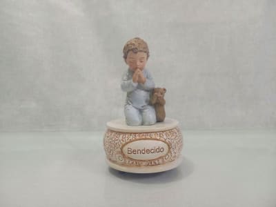 CAJITA MUSICAL NIÑA ORANDO