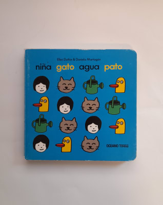 NIÑA GATO AGUA  PATO