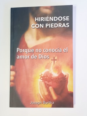 LIBRO HIRIENDOSE CON PIEDRAS