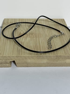 CUERITO NEGRO CON CIERRE METALICO