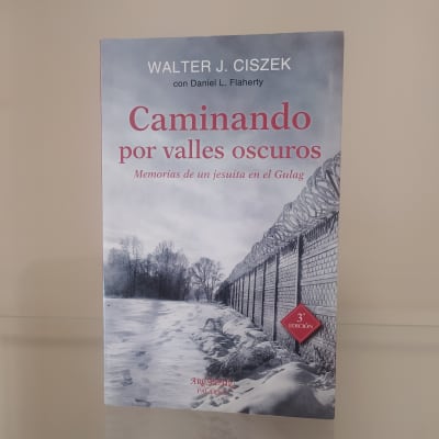 CAMINANDO POR VALLES OSCUROS, MEMORIAS DE UN JESUITA EN EL GULAG