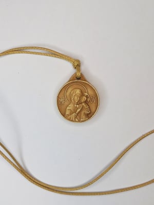 MEDALLA VIRGEN PEQUEÑA MARFILINA 2CM