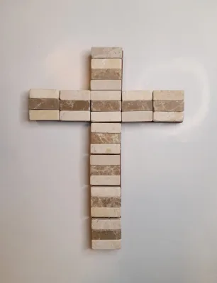 CRUZ CUBIERTA C/ TESELAS DE MARMOL
