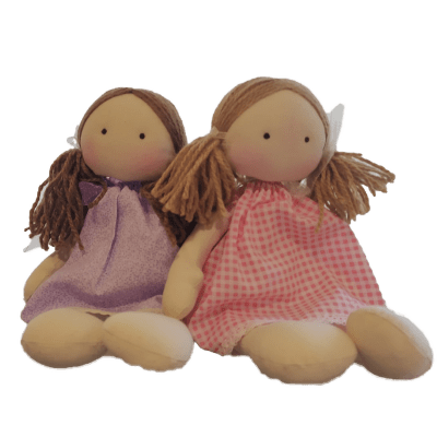 MUÑECA DE TRAPO CON COLLAR Y MEDALLA PROTECTORA 27CM