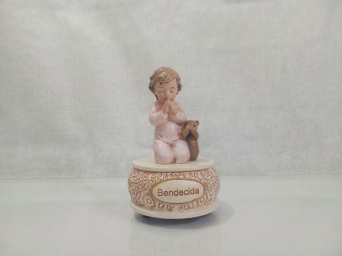 CAJITA MUSICAL NIÑO ORANDO1