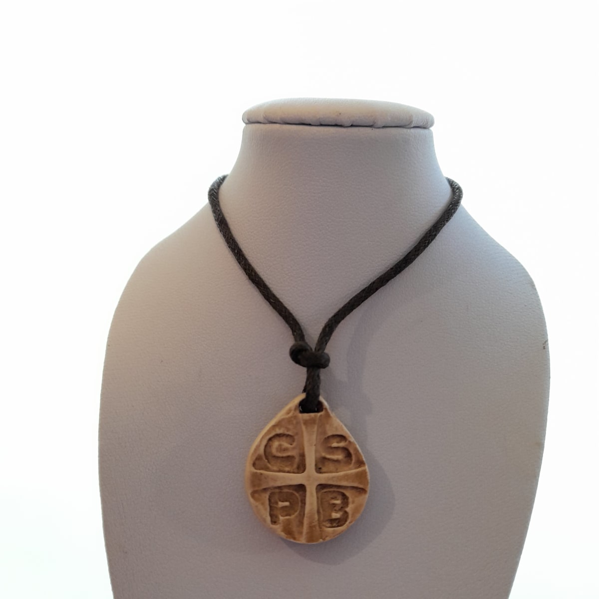 MEDALLA CRUZ SAN BENITO MARFILINA1