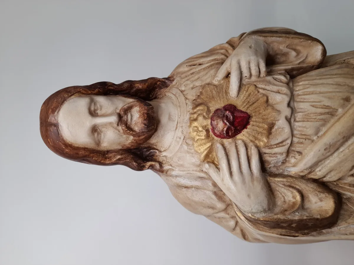 SAGRADO CORAZÓN SOBRE MESA1