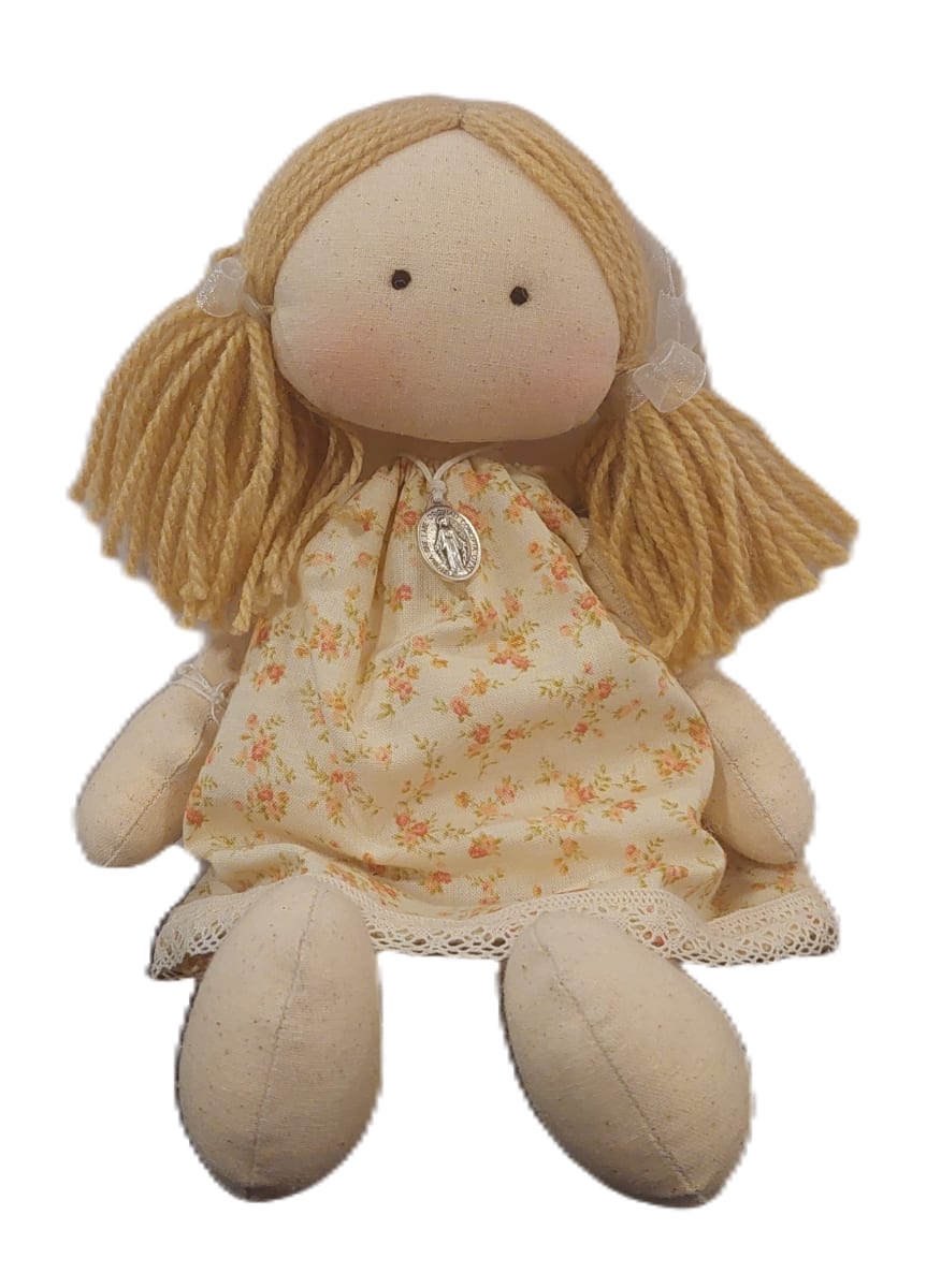 MUÑECA DE TRAPO CON COLLAR Y MEDALLA PROTECTORA 27CM2