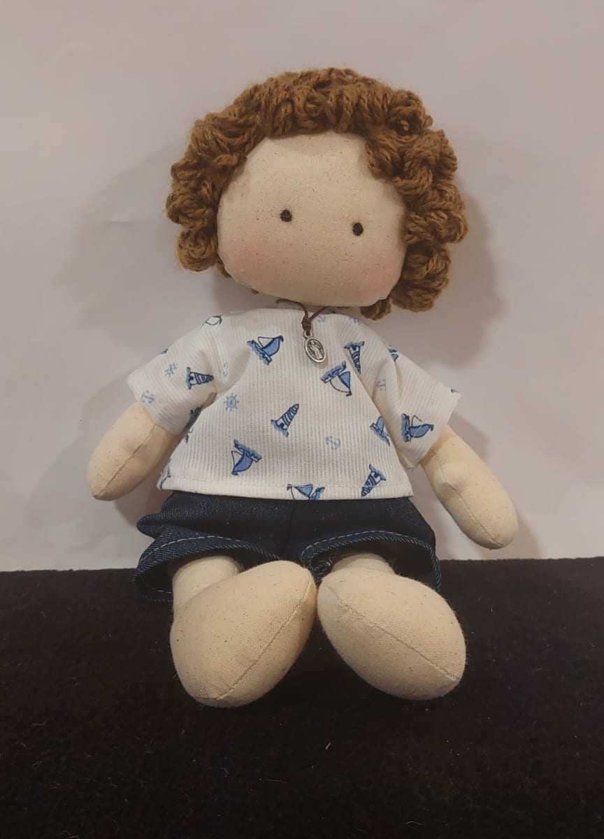 MUÑECO DE TRAPO CON COLLAR Y MEDALLA PROTECTORA 28CM2