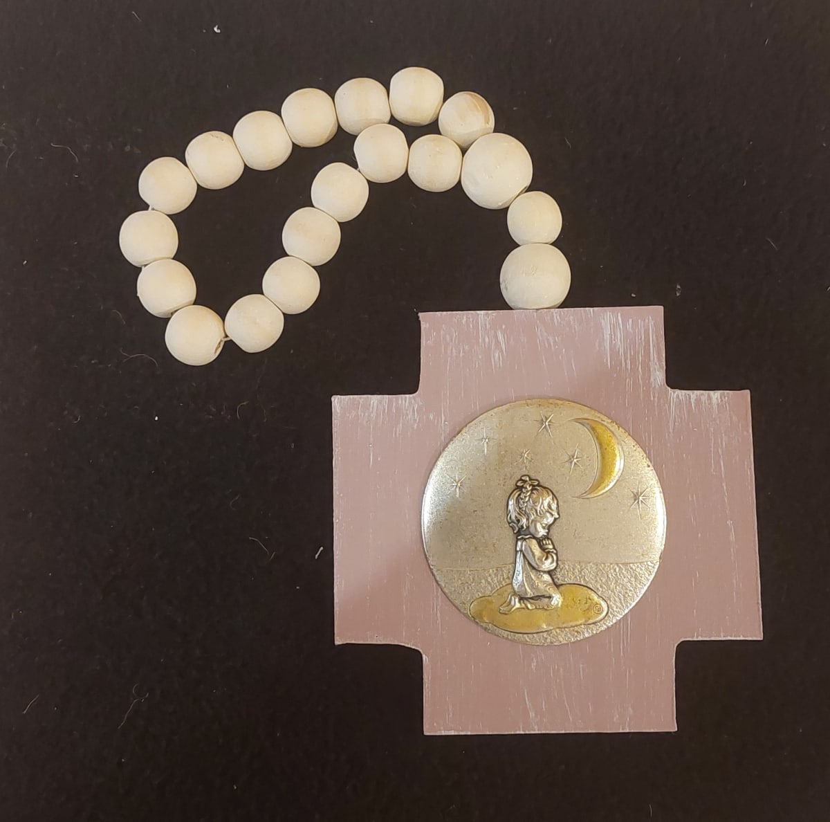 DENARIO CRUZ CUADRADA COLOR NIÑA 25CM2