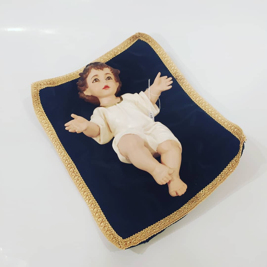 NIÑO JESUS VESTIDO CON COJIN 24CM1