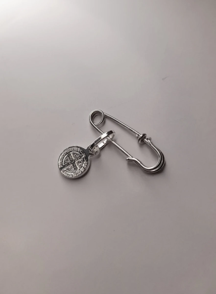 MEDALLA CON ALFILER DE PLATA1