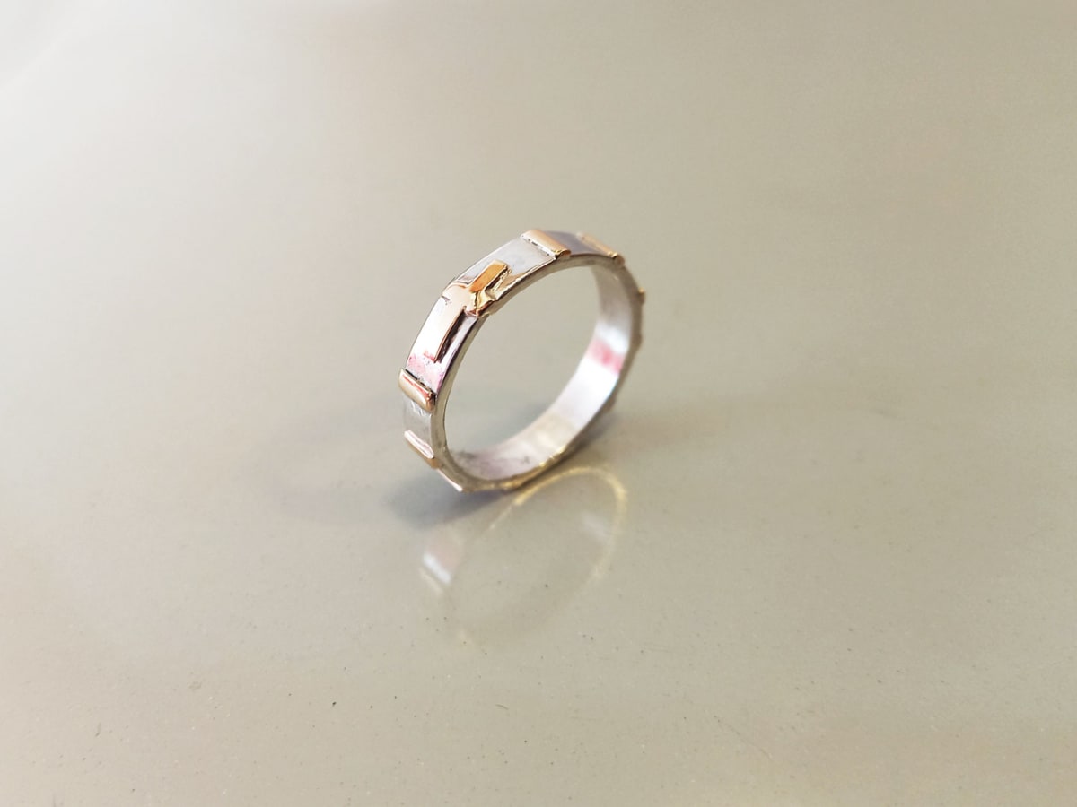 ANILLO DENARIO PLATA CON BARRITAS Y CRUZ DE ORO 18K1