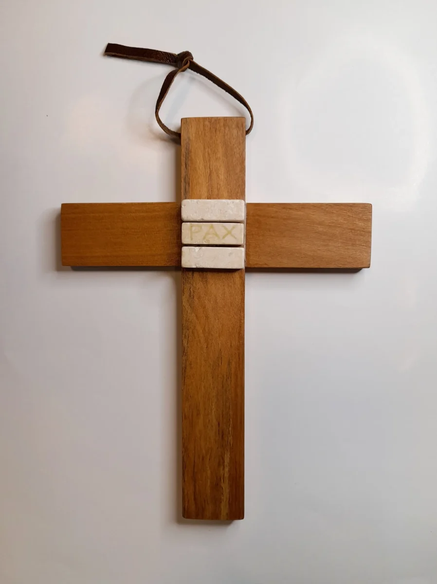 CRUZ CON 3 TESELAS MARMOL1