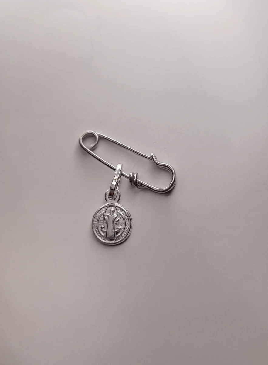 MEDALLA CON ALFILER DE PLATA4