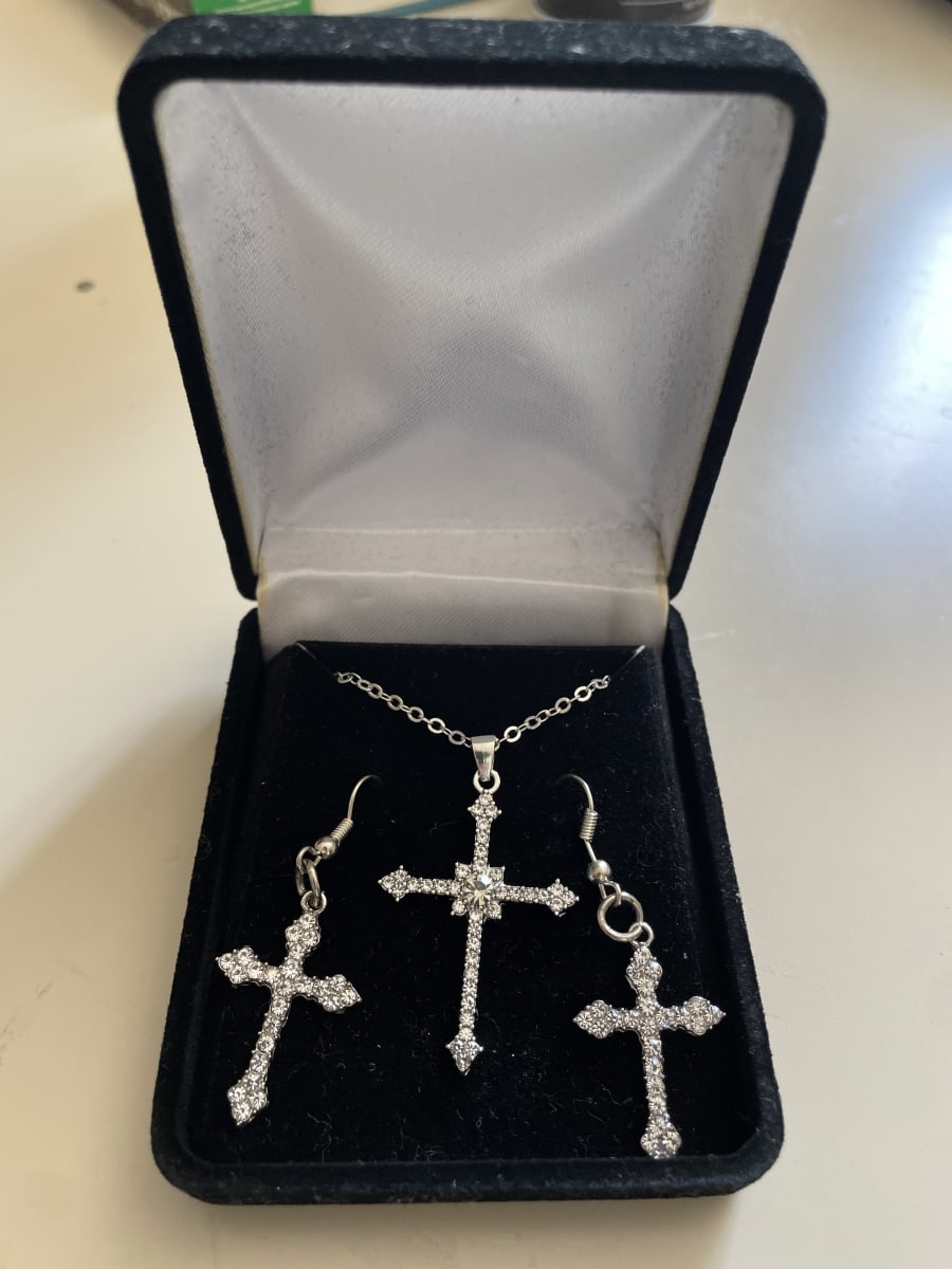 JUEGO DE COLGANTE CON CADENA Y AROS DE CRUZ CON CIRCONES1