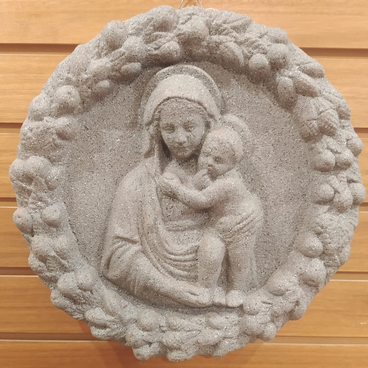 MEDALLON VIRGEN CON NIÑO TERRACOTA COLOR O PIEDRA 35 CM1