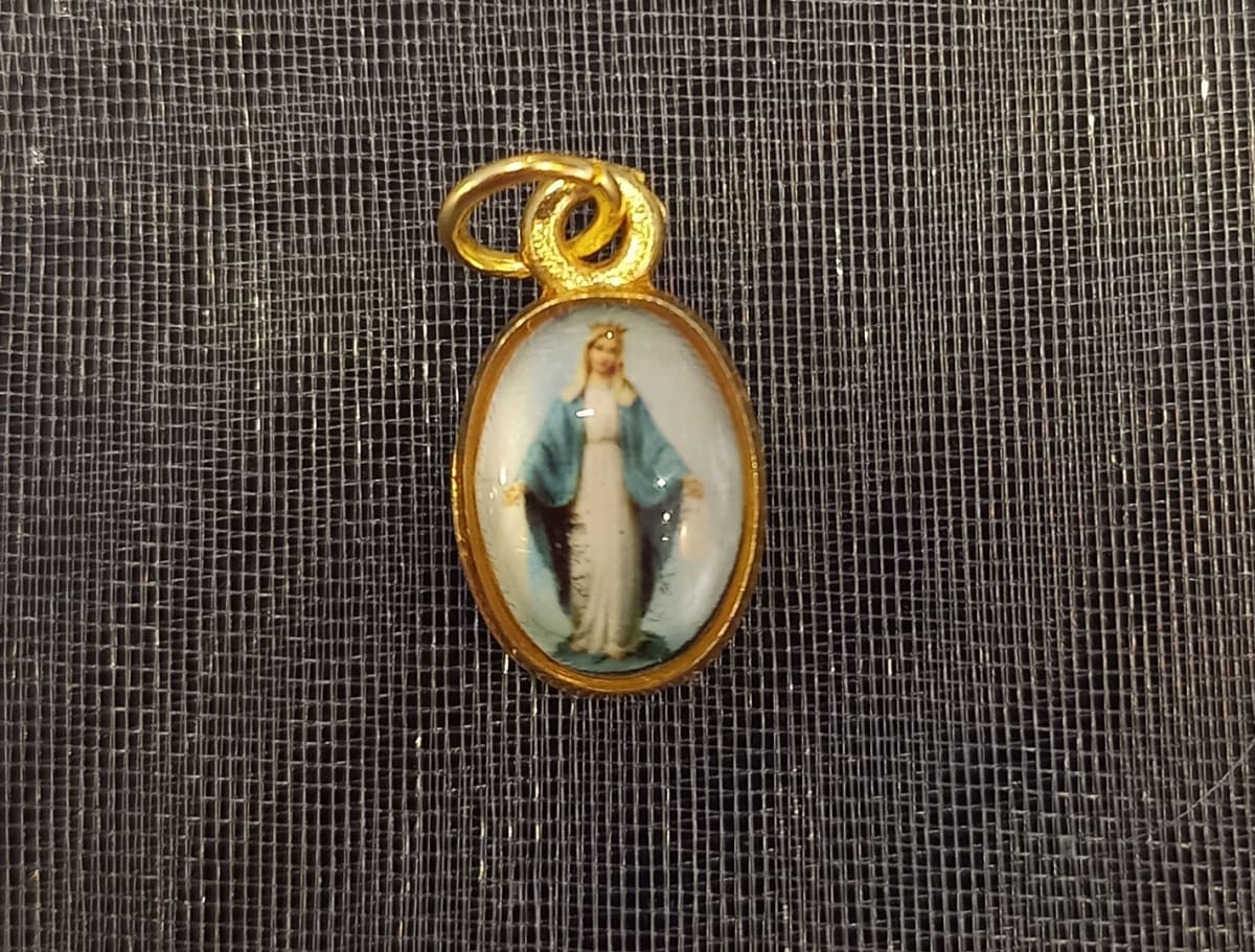 MEDALLA PEQUEÑA DORADA DIFERENTESIMAGENES1